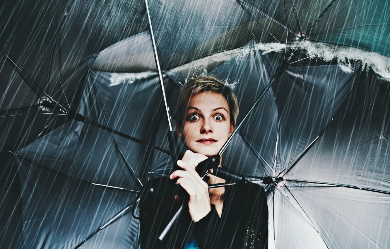 Фото обои девушка, ситуация, зонты