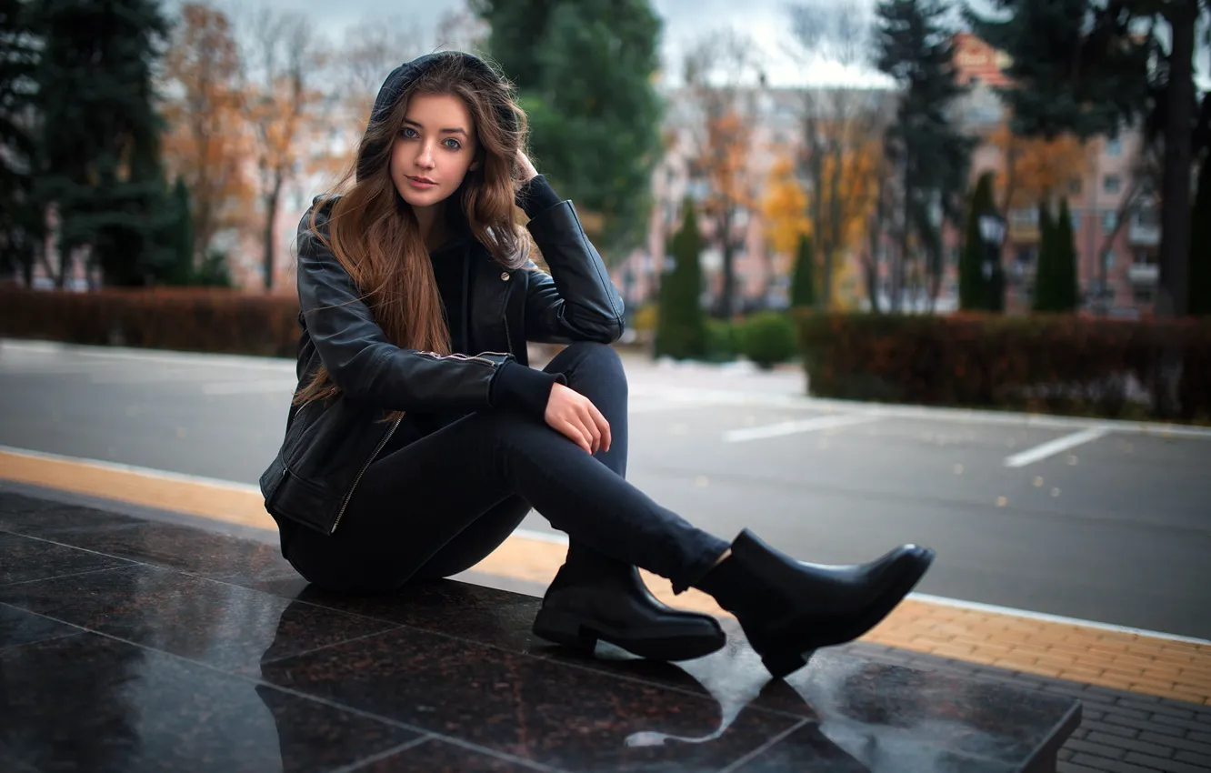 Фото обои взгляд, поза, модель, портрет, макияж, куртка, прическа, капюшон