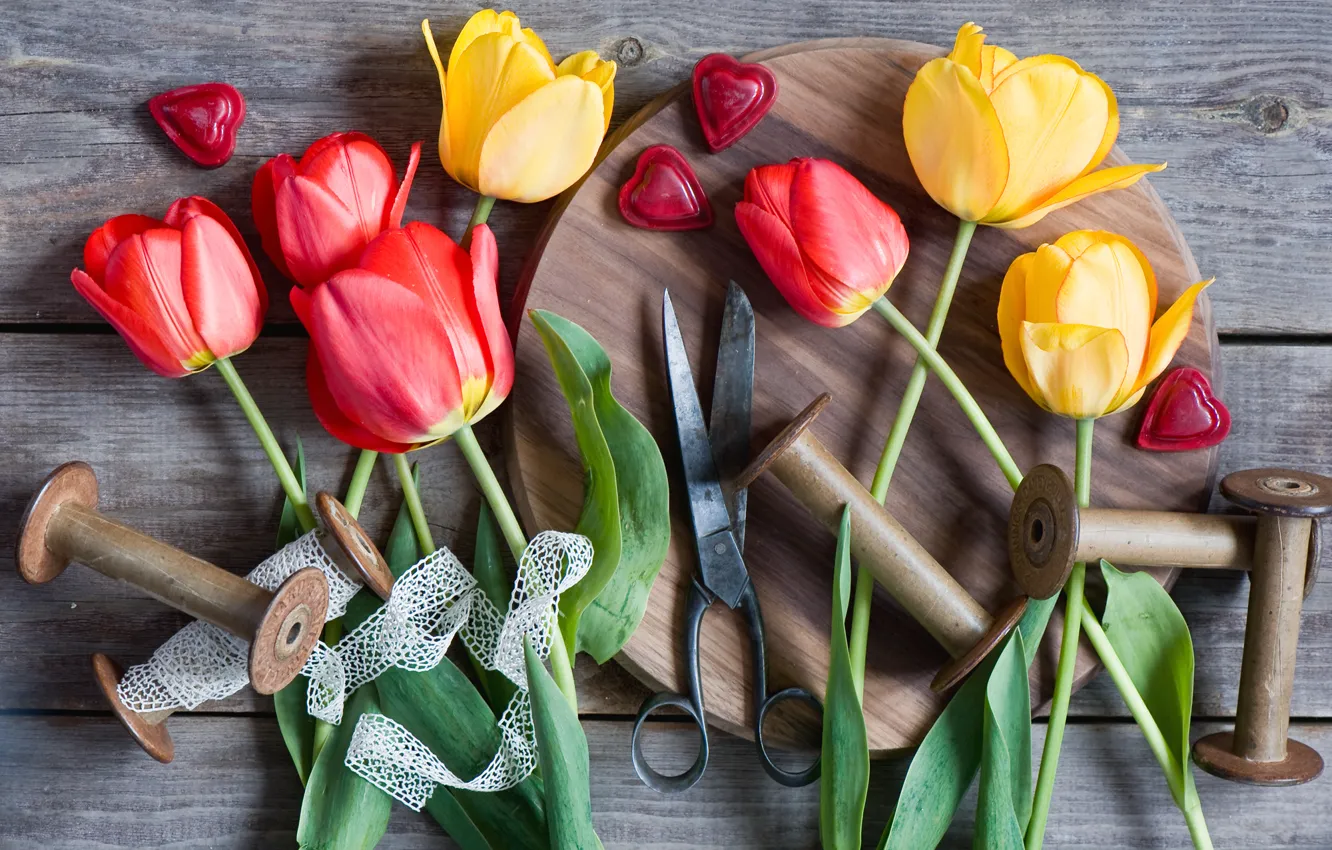 Фото обои сердечки, тюльпаны, ножницы, тесьма, катушки