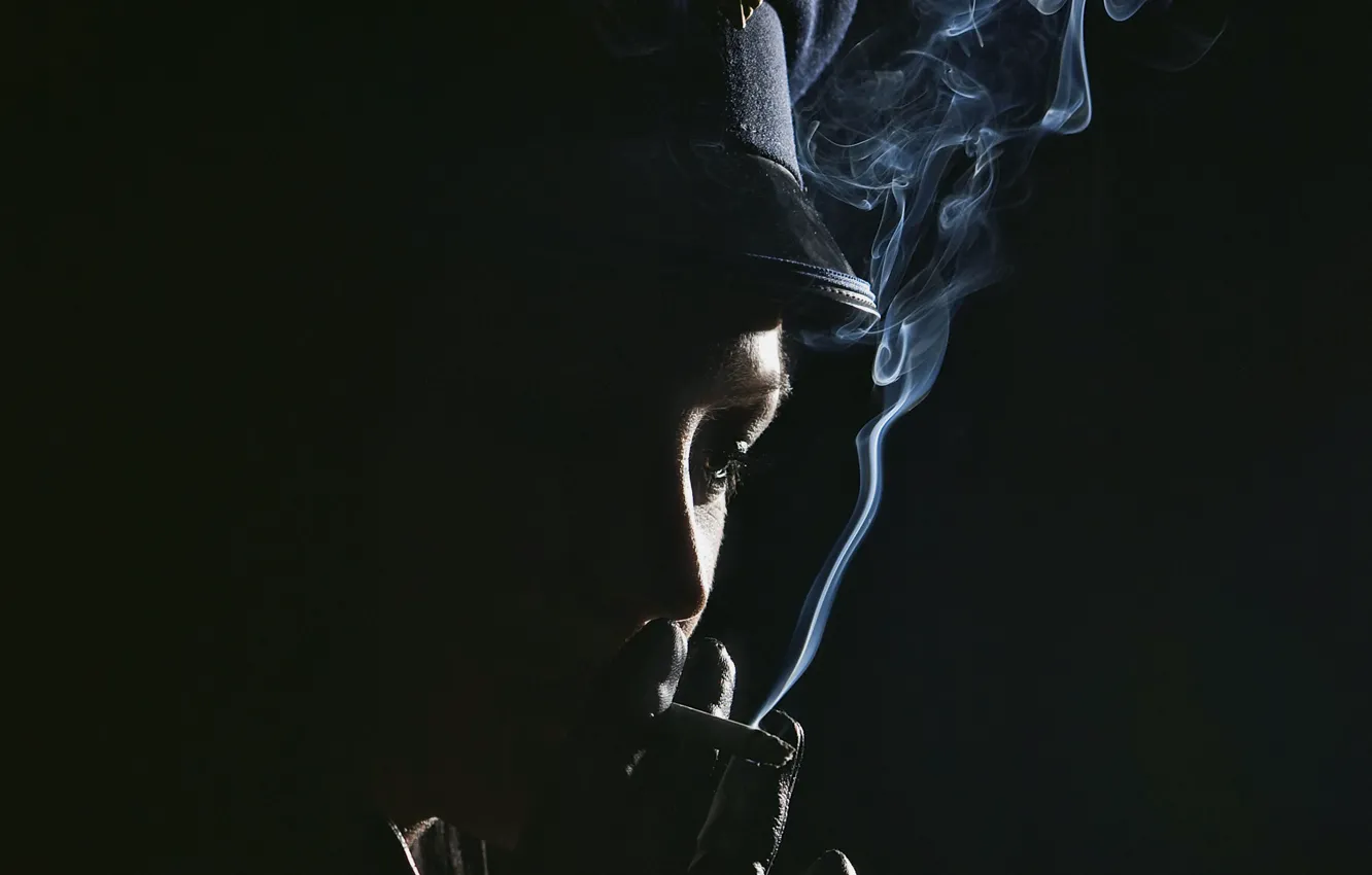 Фото обои dark, light, smoking, smoke, military, woman, police, eyes