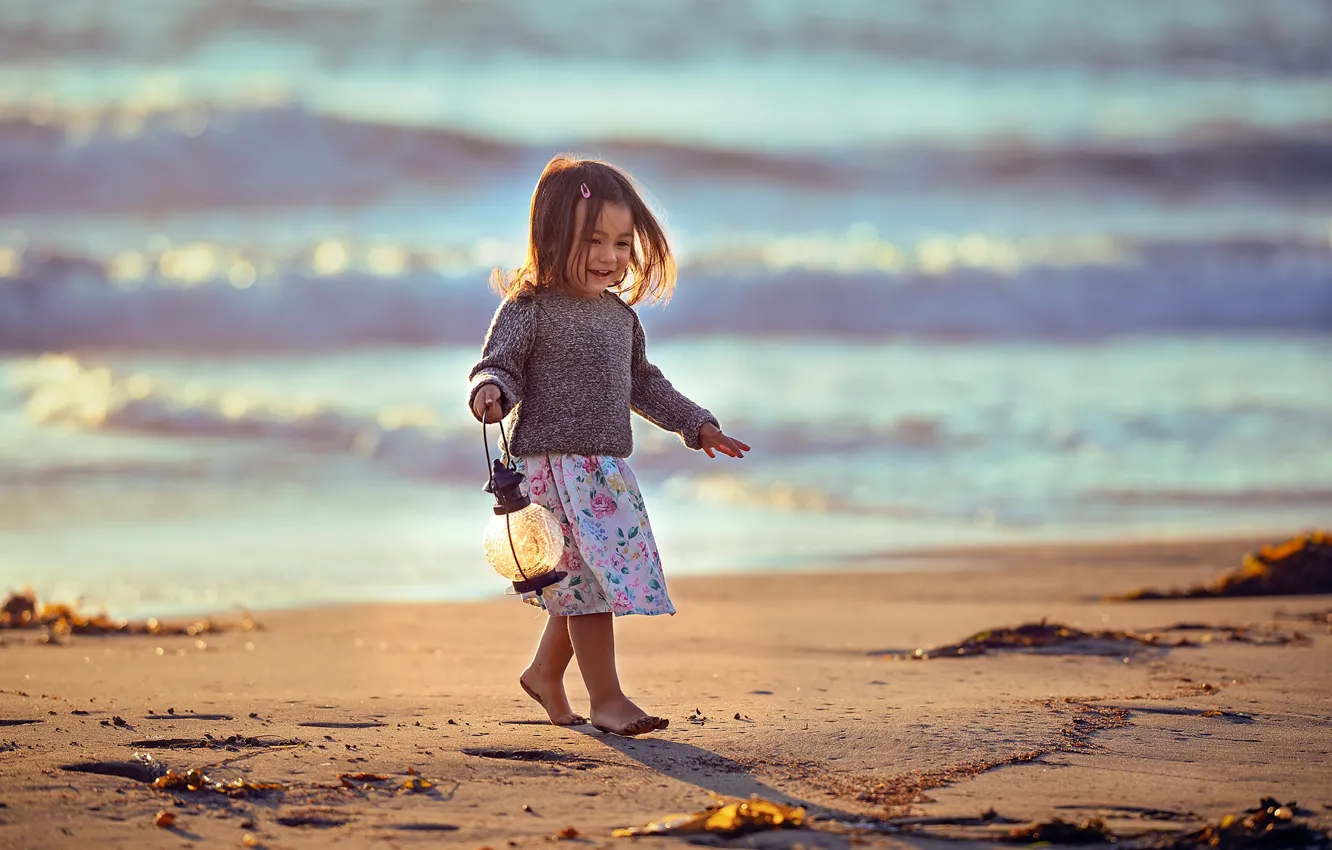 Фото обои песок, море, девочка, фонарь