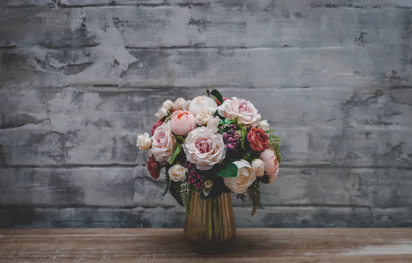 Фото обои цветы, стена, розы, букет, ваза, розовые, серый фон, кирпичная