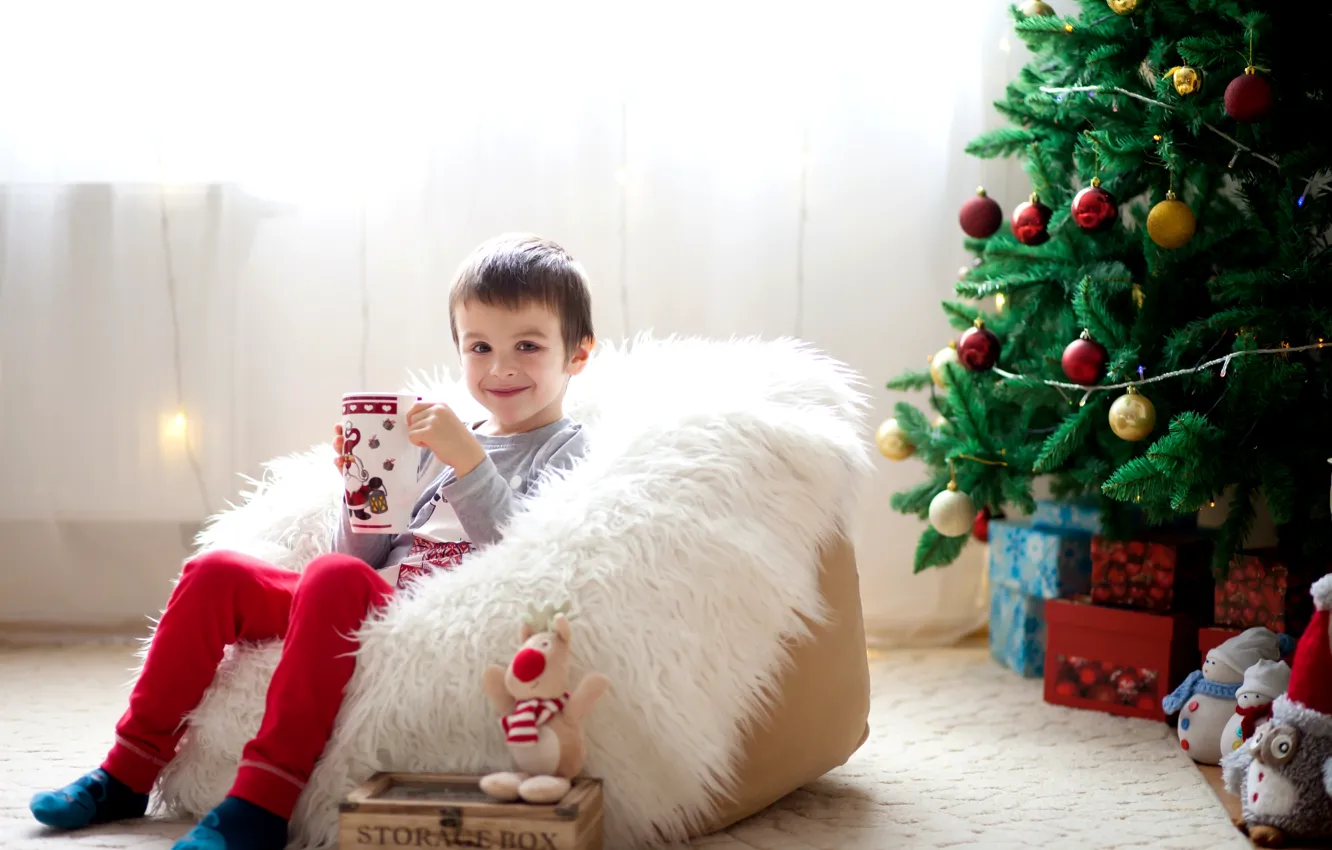 Фото обои праздник, шары, игрушки, елка, мальчик, чашка, подарки, Новый год