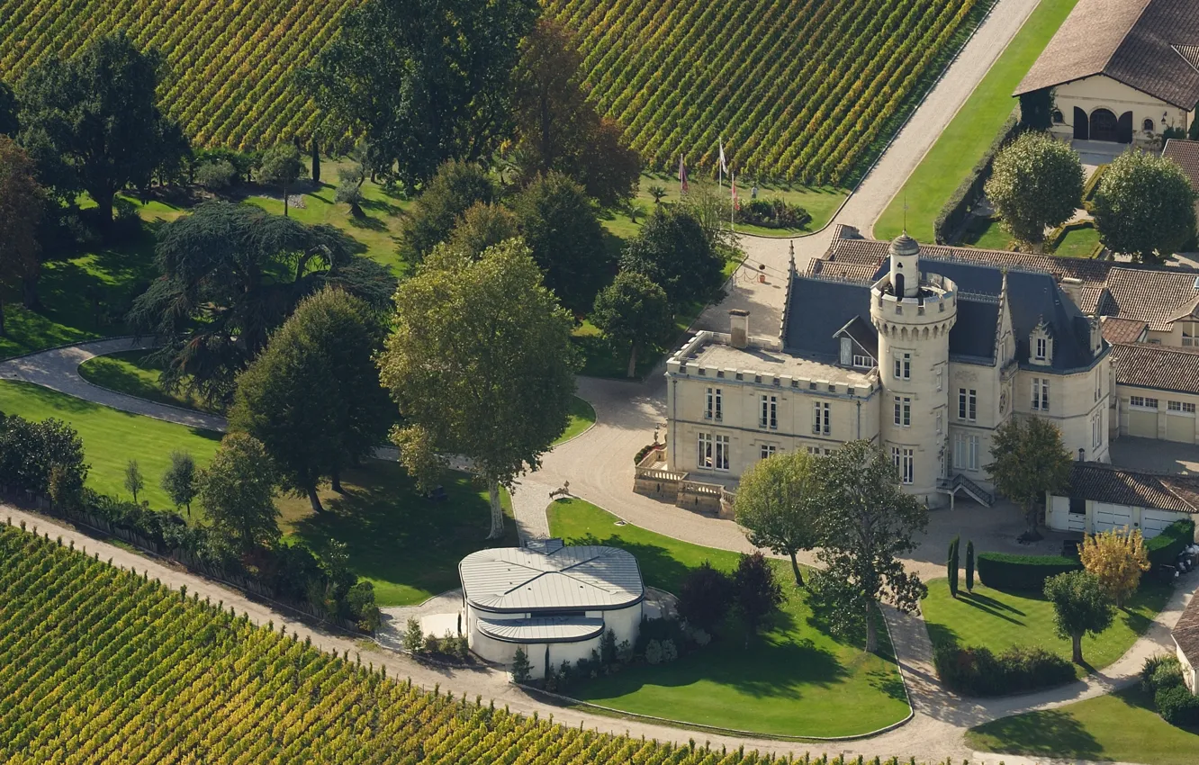 Фото обои замок, Франция, поля, виноградники, Bordelais, Château Pape Clément