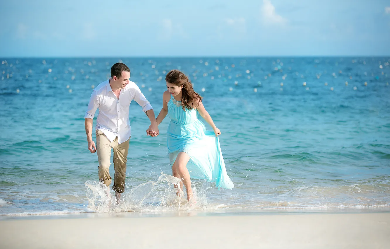 Фото обои песок, море, пляж, солнце, горизонт, пара, невеста, жених