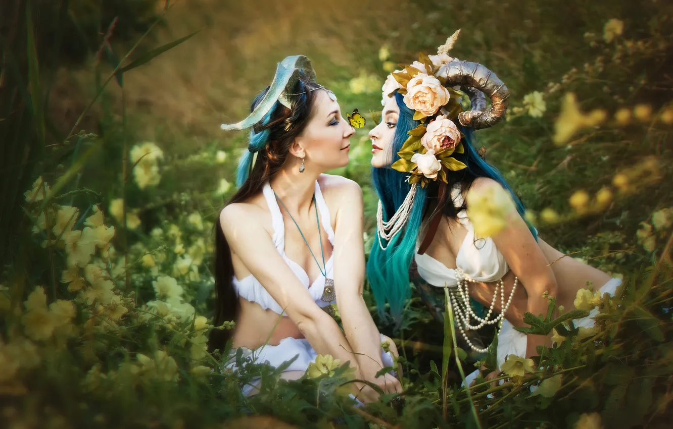 Фото обои взгляд, девушка, цветы, природа, поза, стиль, поляна, рога