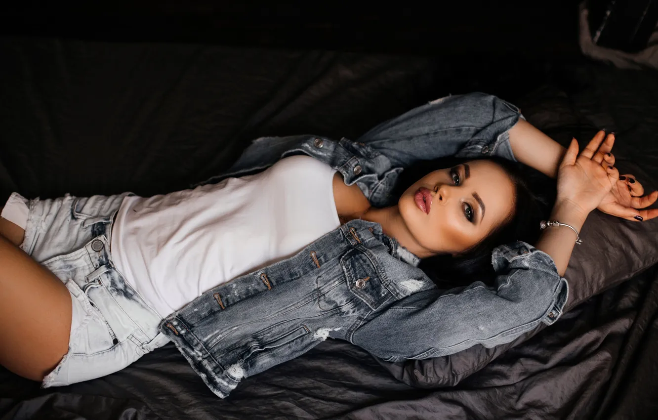 Фото обои girl, shorts, beautiful, model, brunette, jacket, denim