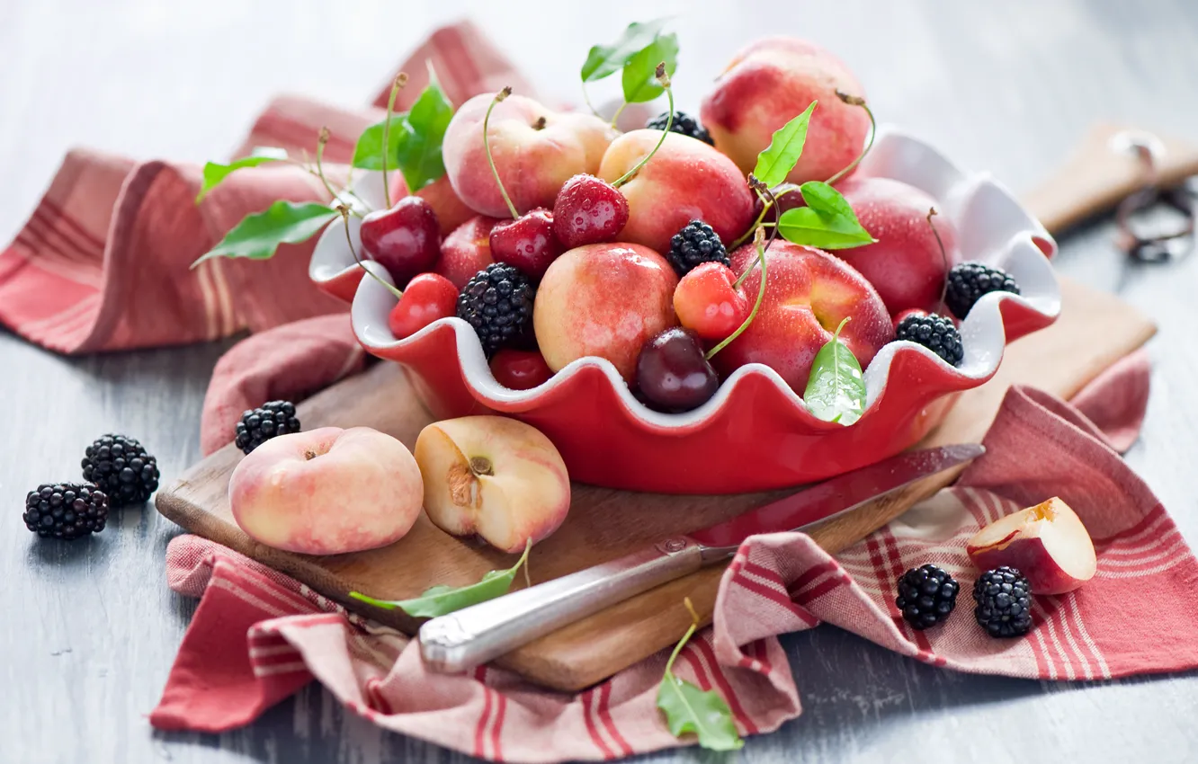 Фото обои лето, вишня, ягоды, нож, доска, фрукты, натюрморт, персики