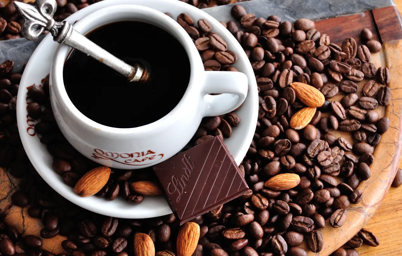 Фото обои кофе, шоколад, кружка, чашка, кофейные зёрна, блюдце, миндаль