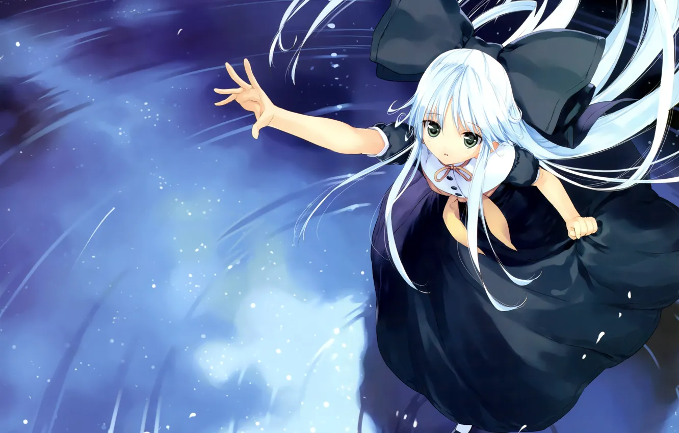Фото обои черное платье, бант, смотрит вверх, вытянула правую руку, visual novel, длинные белые волосы, круги на …