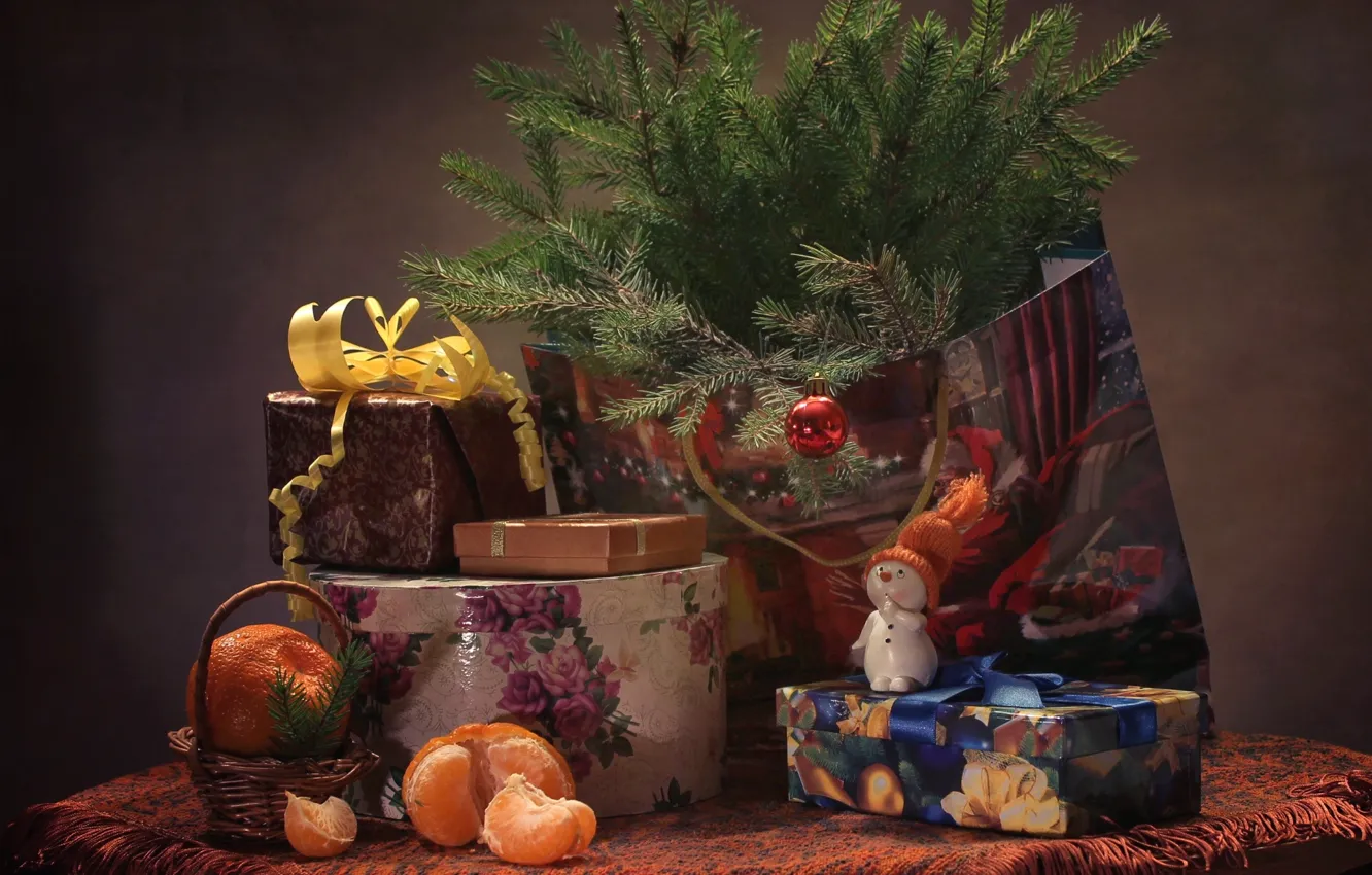 Фото обои праздник, игрушки, ель, подарки, снеговик, мандарин