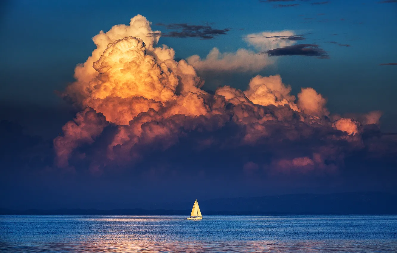 Фото обои море, небо, облака, отражение, берег, парусник, зеркало, горизонт