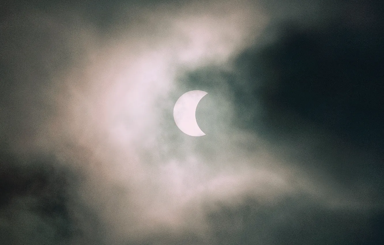 Фото обои moon, eclipse, clouds, sun, solar eclipse