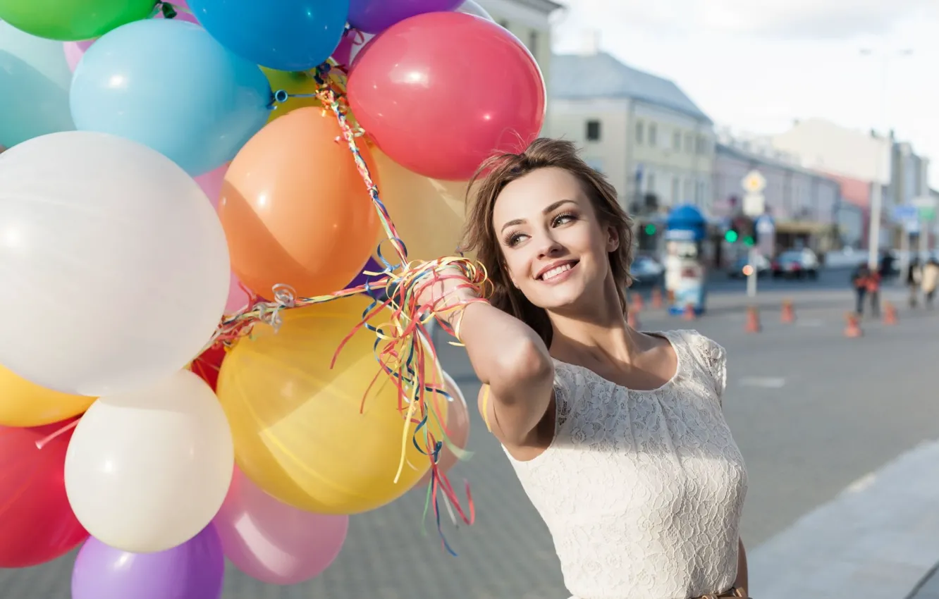 Фото обои Girl, City, Smile, Balloons