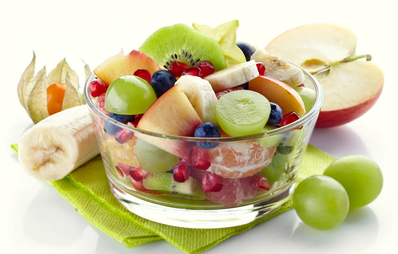 Фото обои ягоды, яблоко, киви, черника, виноград, белый фон, ваза, фрукты