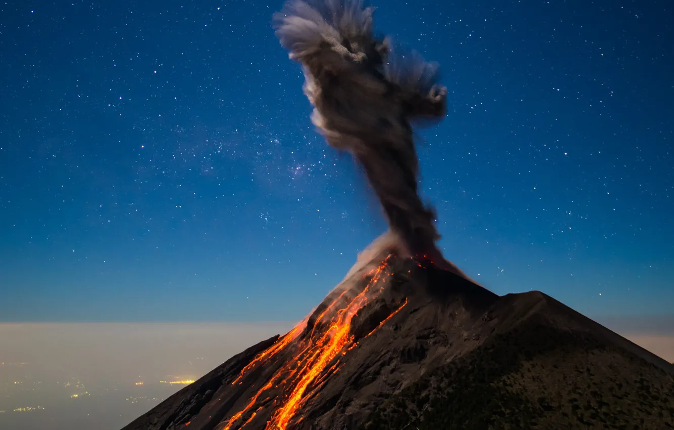 Фото обои небо, ночь, дым, вулкан, лава
