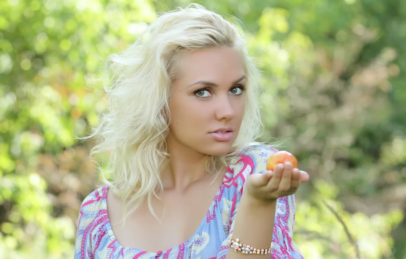 Фото обои Model, Blonde, Elisa, Apricot, Close Up, Looking At Camera