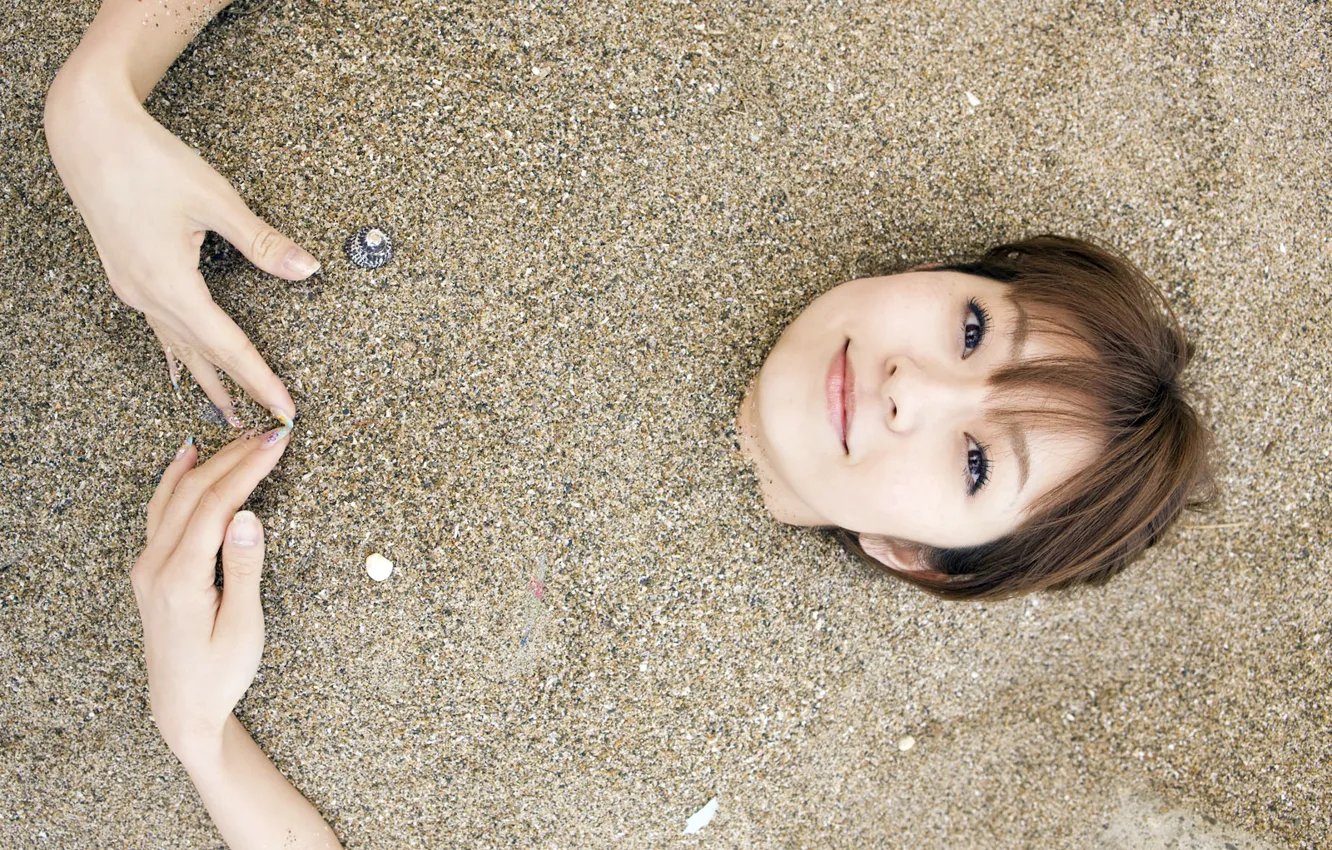 Фото обои песок, пляж, японка, руки, orihara mika