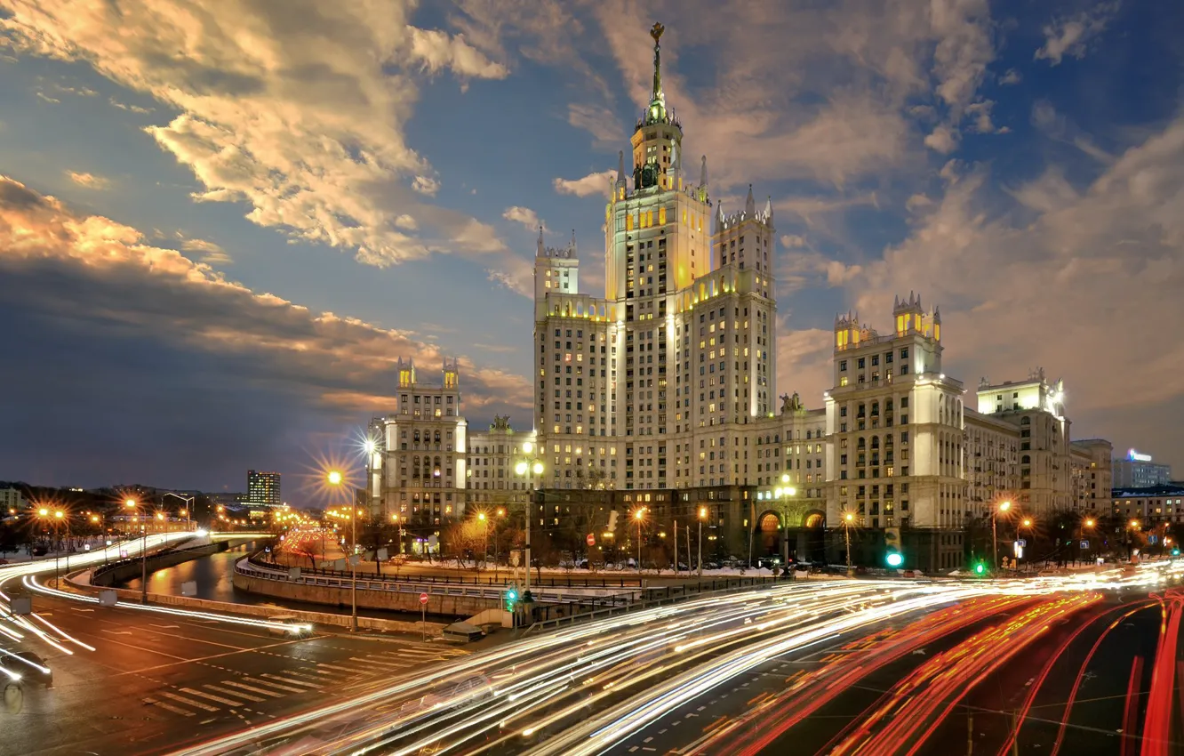 Фото обои город, река, здание, дороги, вечер, освещение, Москва, высотка