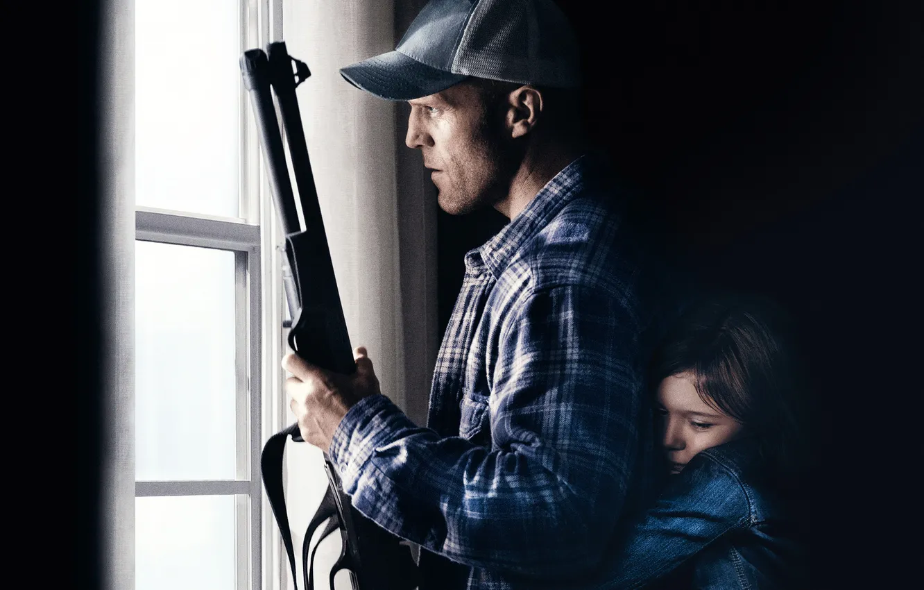 Фото обои оружие, окно, отец, кепка, дробовик, Homefront, Jason Statham, дочь