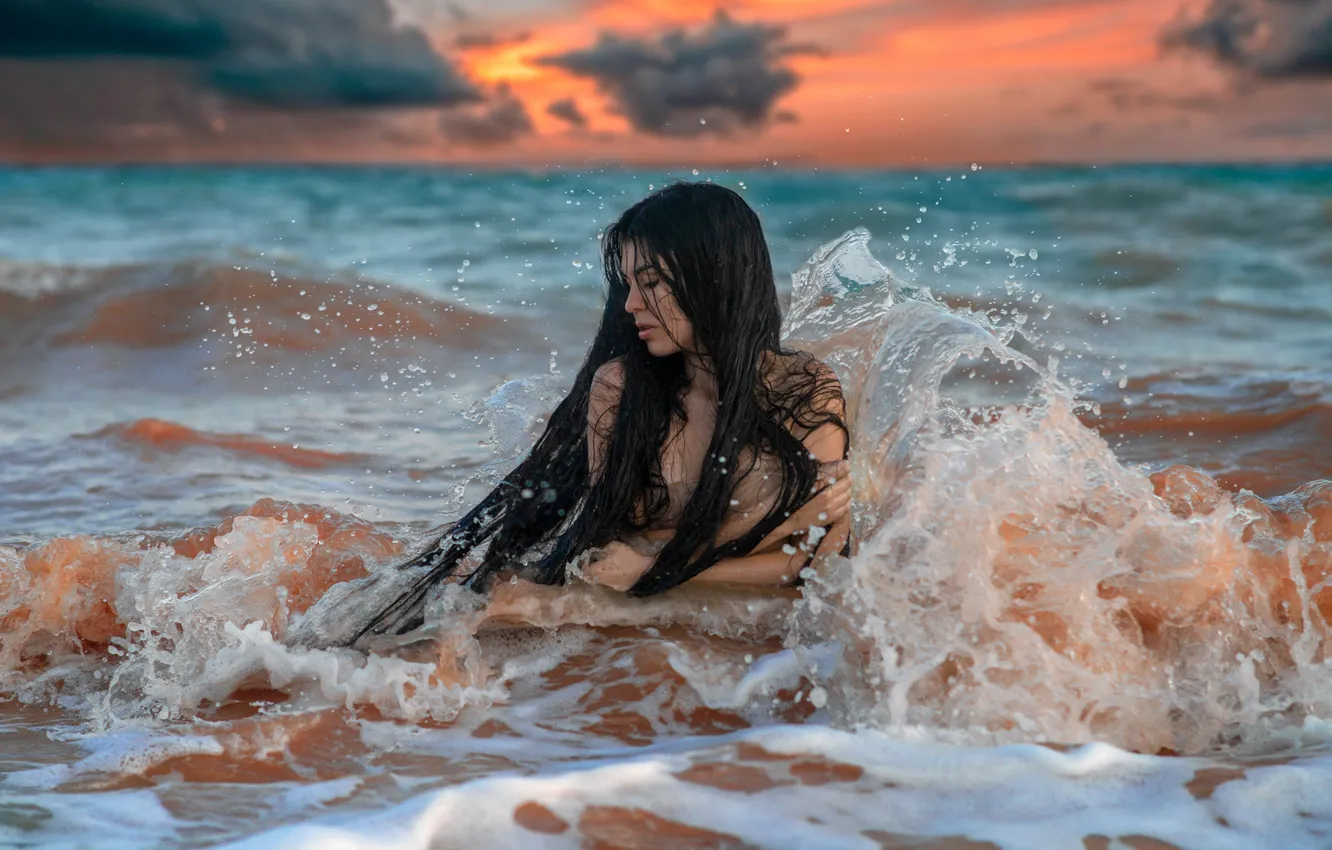 Фото обои море, девушка, закат, брызги, поза, волна, длинные волосы, Маргарита Жуковкая