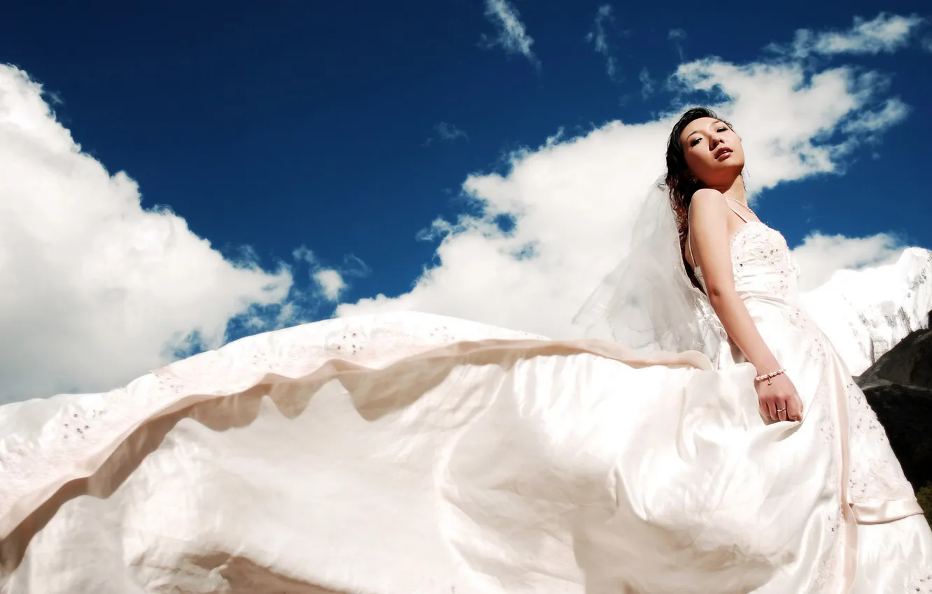 Фото обои белый, Девушка, платье, азиатка, невеста, небо.