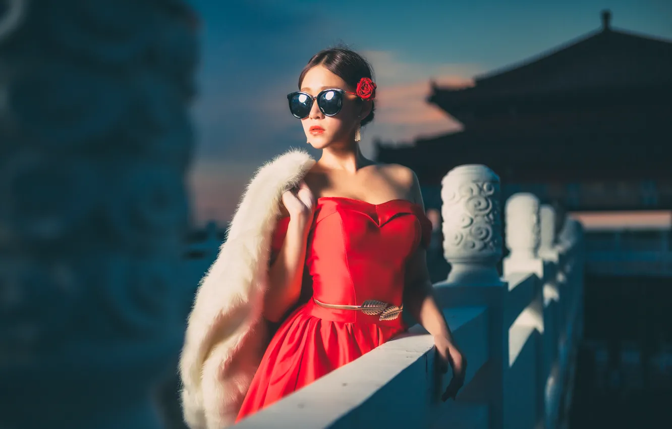 Фото обои девушка, лицо, стиль, красное, платье, очки, мех, азиатка
