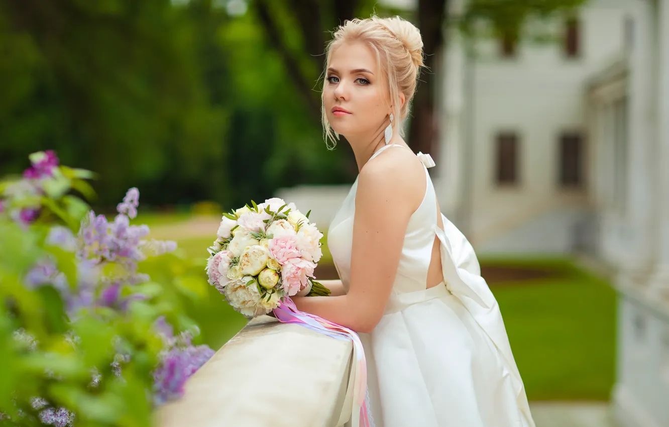 Фото обои девушка, букет, платье, блондинка