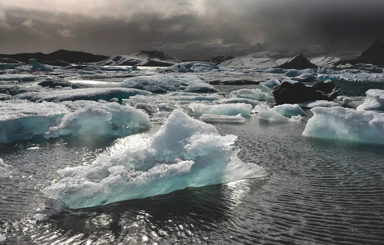 Фото обои лед, море, горы, буря, солнечный свет, серые облака