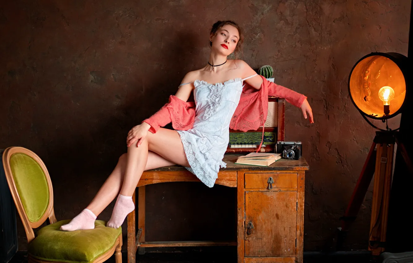 Фото обои девушка, поза, стол, часы, кресло, прожектор, Сергей Ольшевский, Александра Мишарина