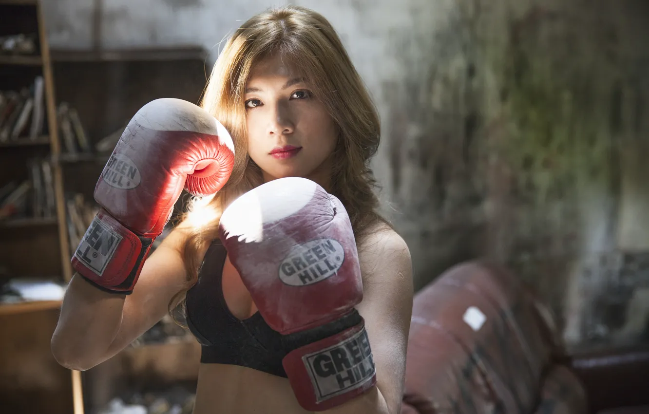 Фото обои взгляд, девушка, лицо, бокс, перчатки, азиатка