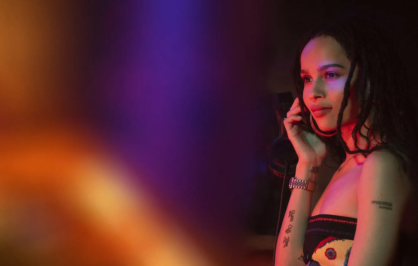 Фото обои фон, макияж, наушники, актриса, брюнетка, тату, прическа, Zoe Kravitz