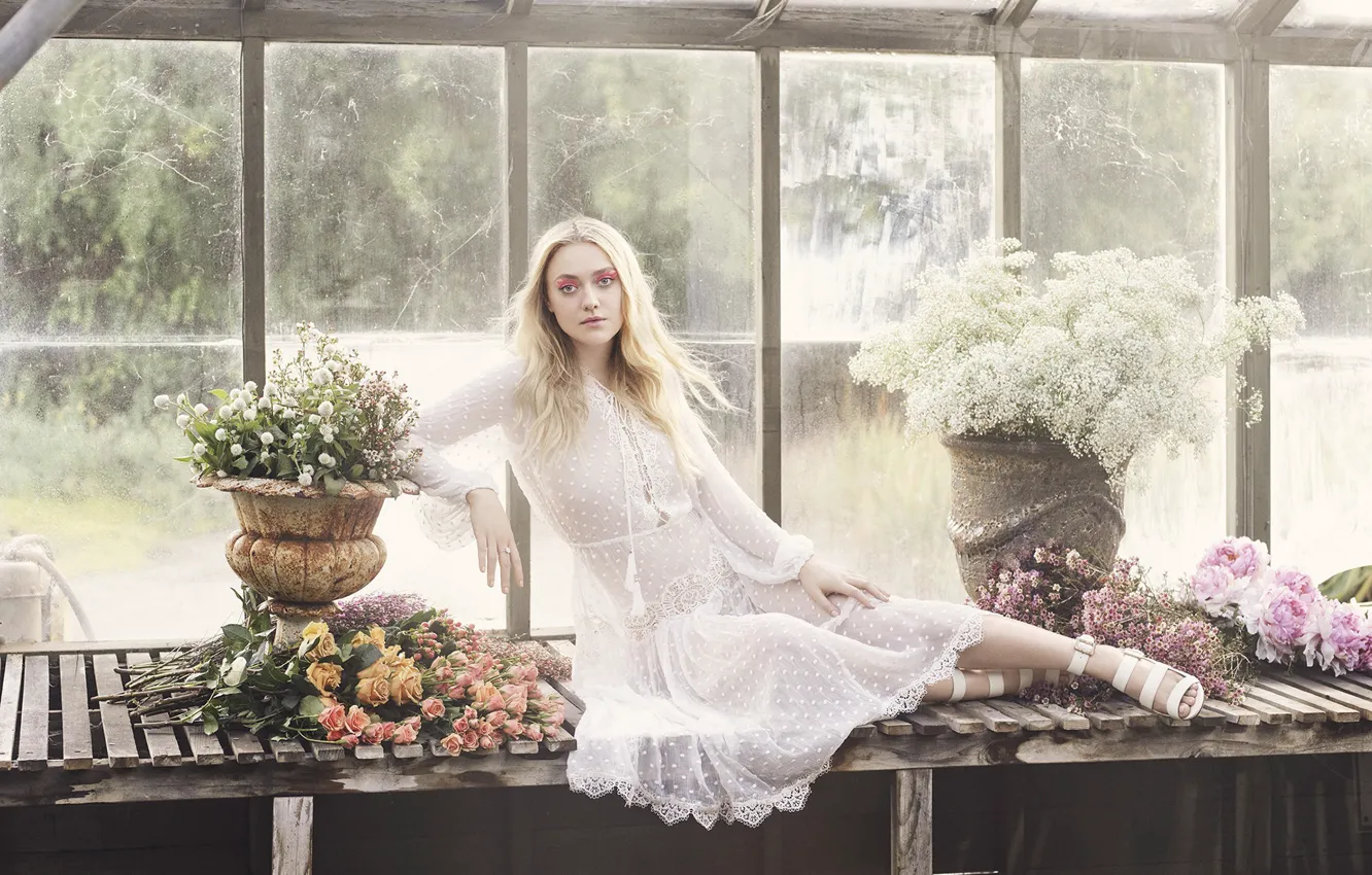 Фото обои девушка, цветы, поза, платье, Dakota Fanning