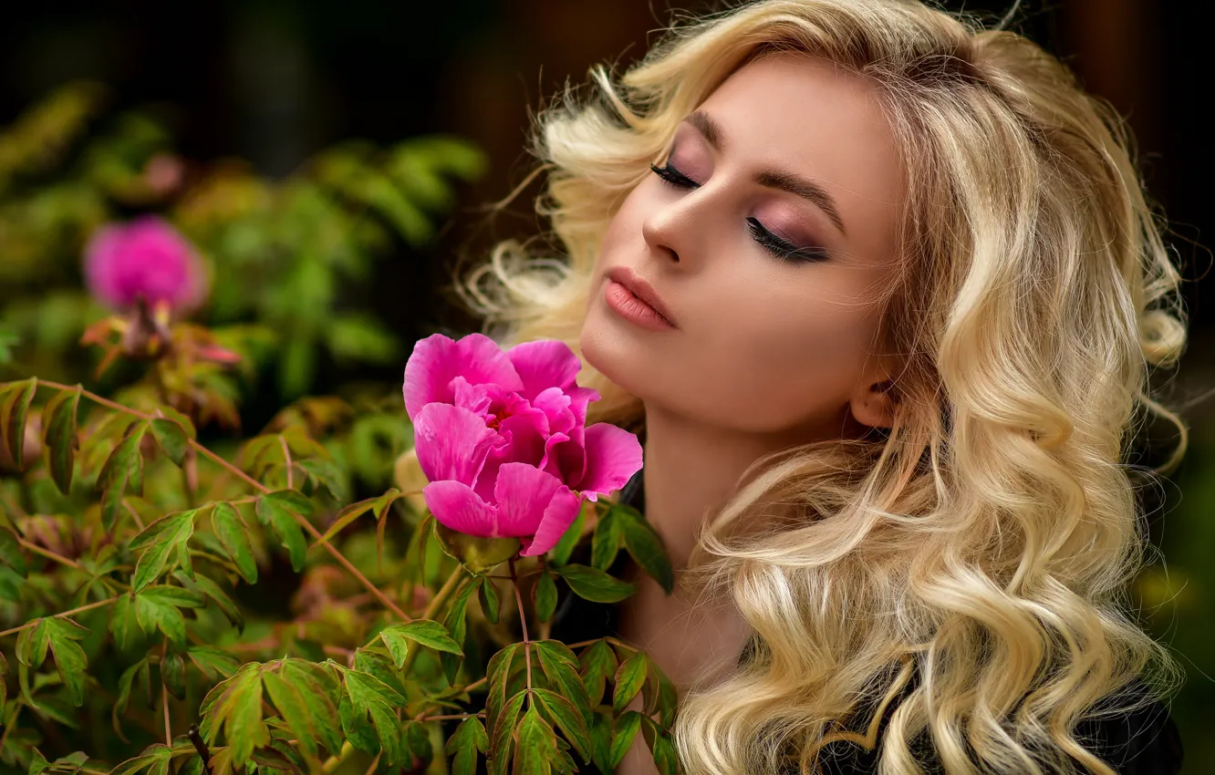 Фото обои цветок, листья, девушка, макияж, блондинка, локоны, Анастасия Донская, Анастасия Мазай (Донская)