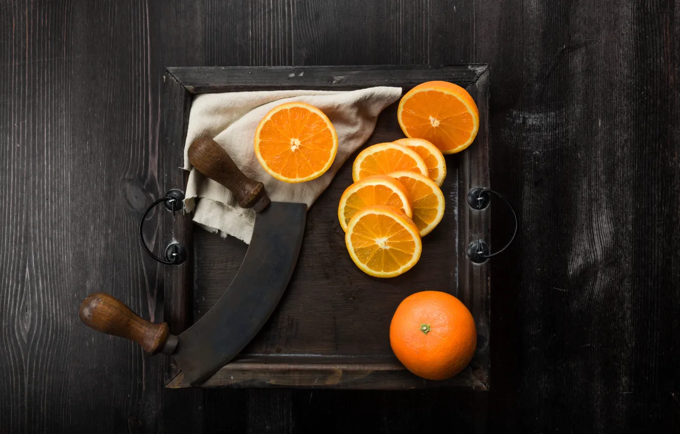 Фото обои темный фон, доски, апельсин, нож, ткань, дольки, поднос, нарезка