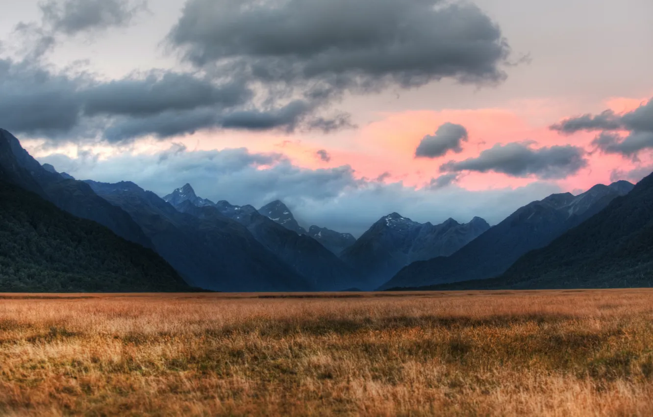 Фото обои поле, небо, облака, горы, долина, новая зеландия