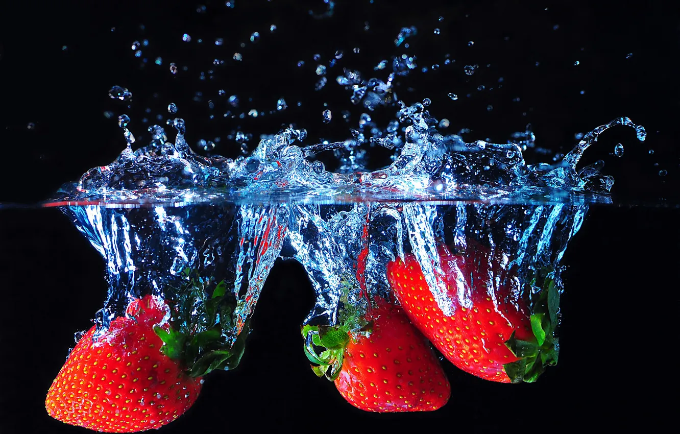 Фото обои вода, ягоды, клубника