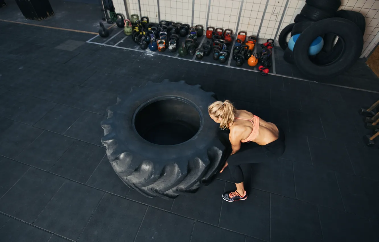 Фото обои muscles, back, workout, crossfit, giant tire