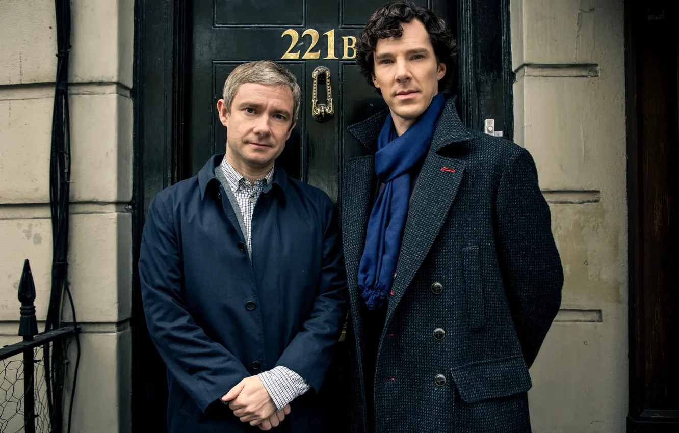 Фото обои дверь, актеры, Шерлок Холмс, мужчины, 3 сезон, Martin Freeman, Мартин Фриман, Бенедикт Камбербэтч