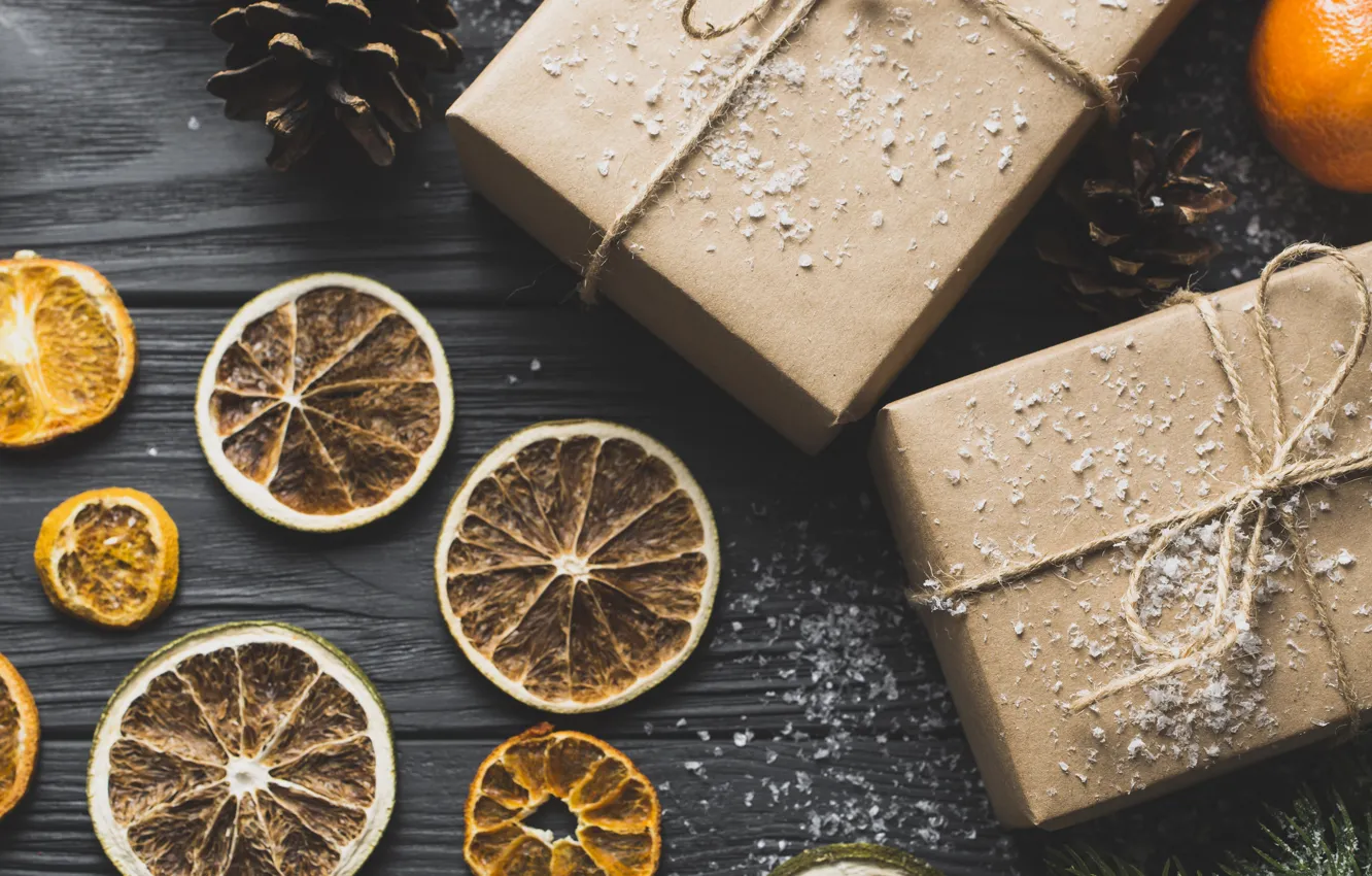 Фото обои подарки, шишки, мандарин, сухой апельсин, новый год 2018