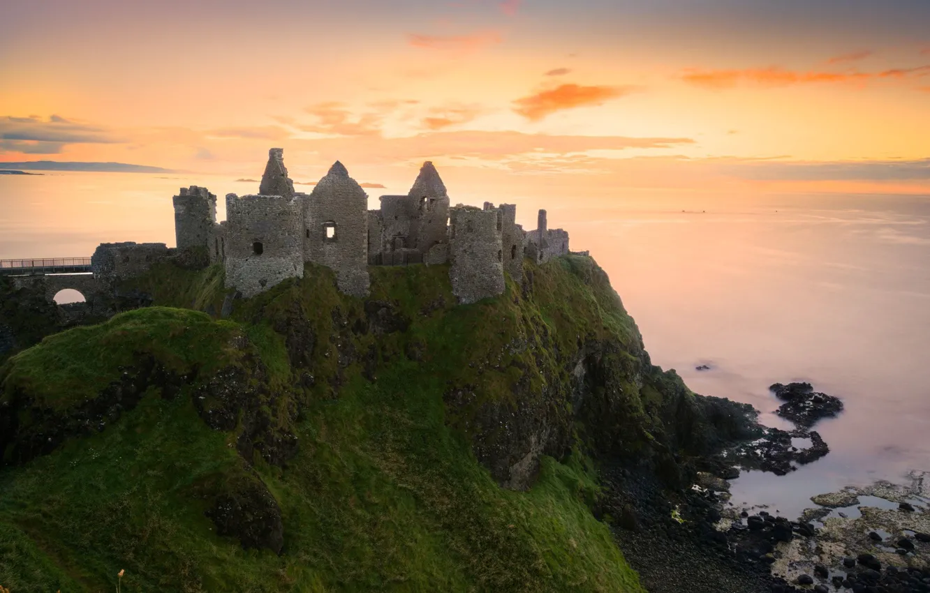 Фото обои море, небо, облака, закат, Ирландия, замок Данлюс, средневековая архитектура, Dunluce сastle