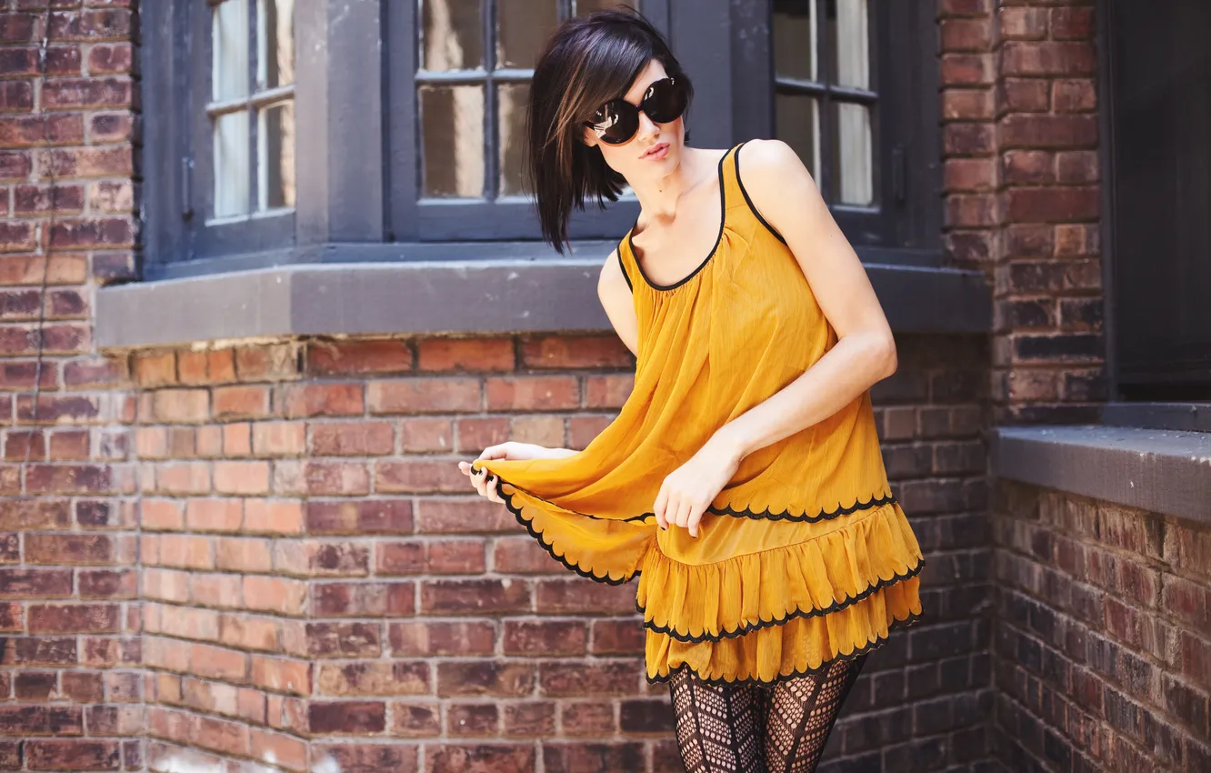 Фото обои платье, очки, желтое, Karah Linn