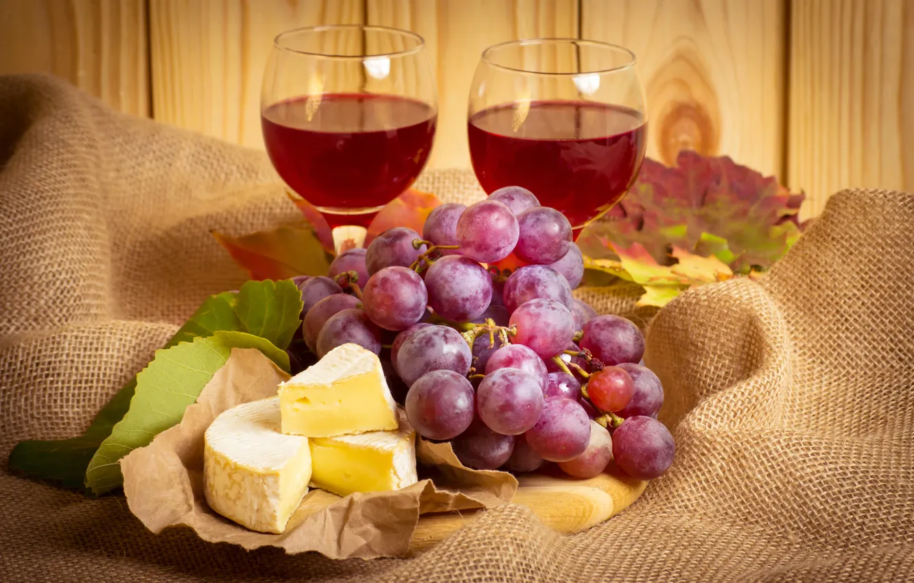 Фото обои листья, бумага, вино, сыр, бокалы, виноград, ткань, натюрморт