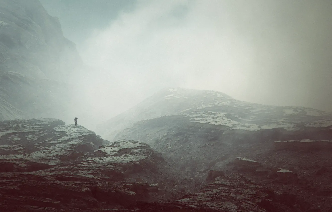Фото обои misty, mountains, fog, man, peaks