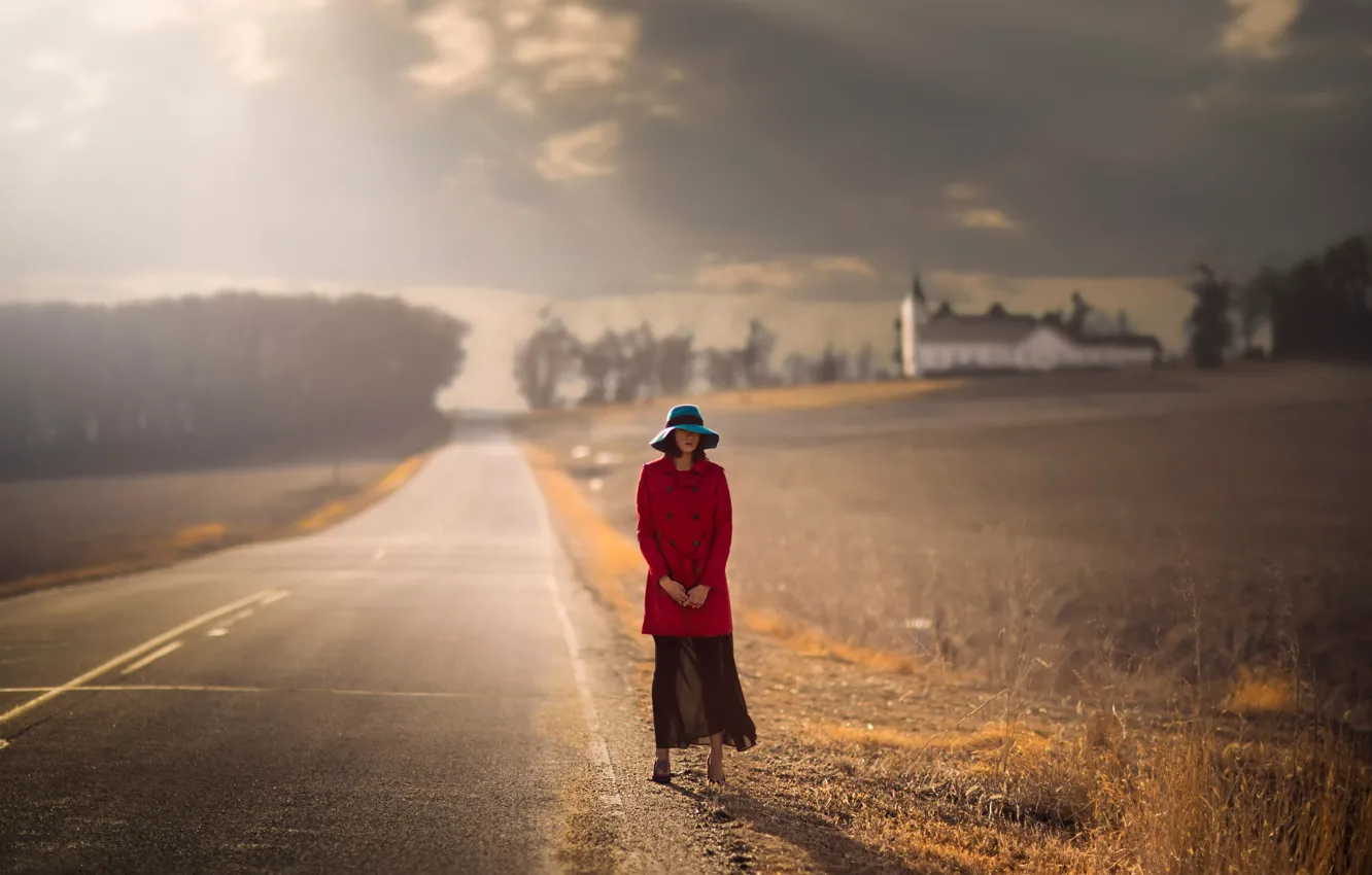 Фото обои дорога, осень, девушка, шляпка, ожидание, пальто