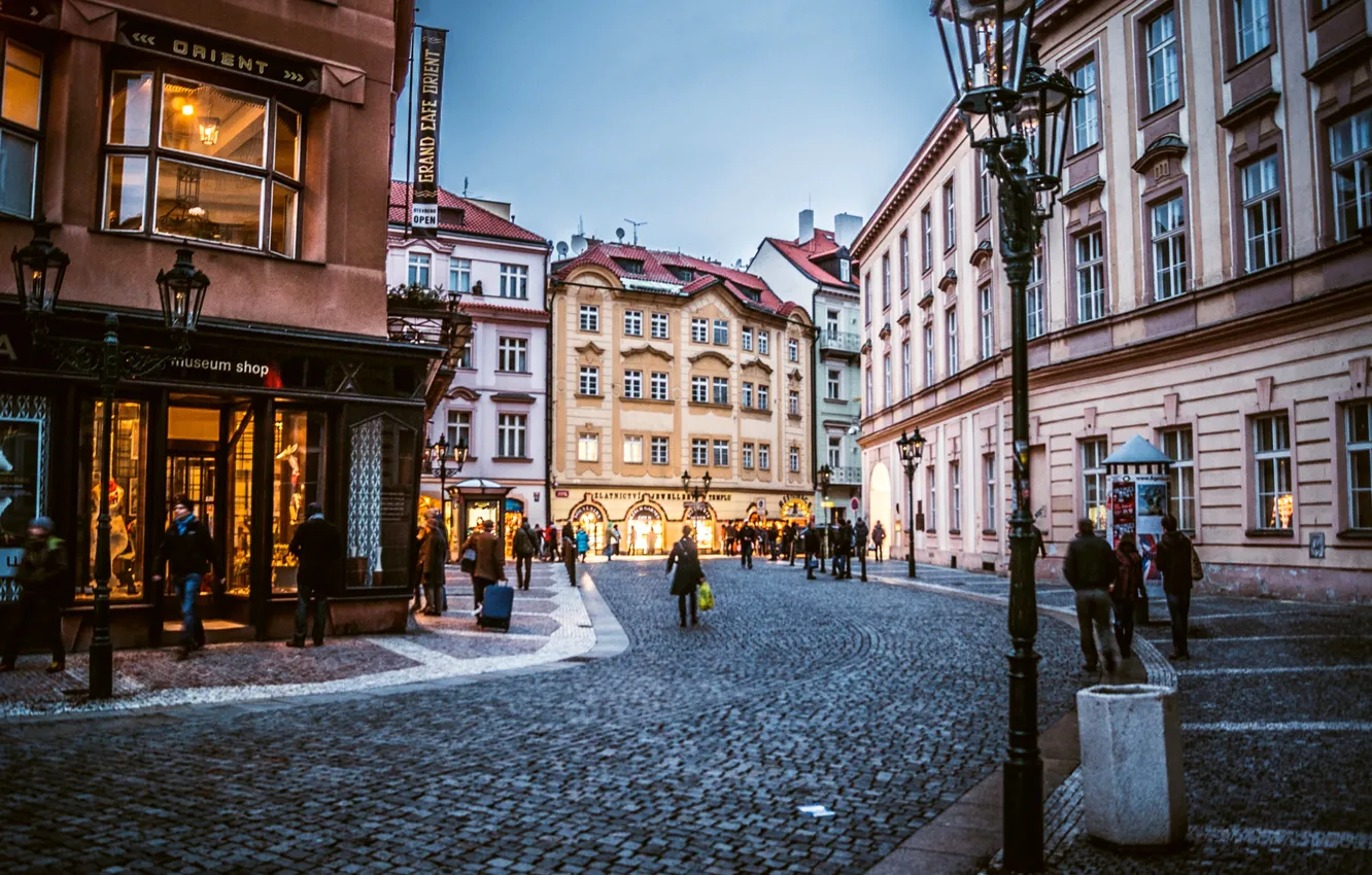 Фото обои город, люди, здания, дома, вечер, брусчатка, Прага, Чехия