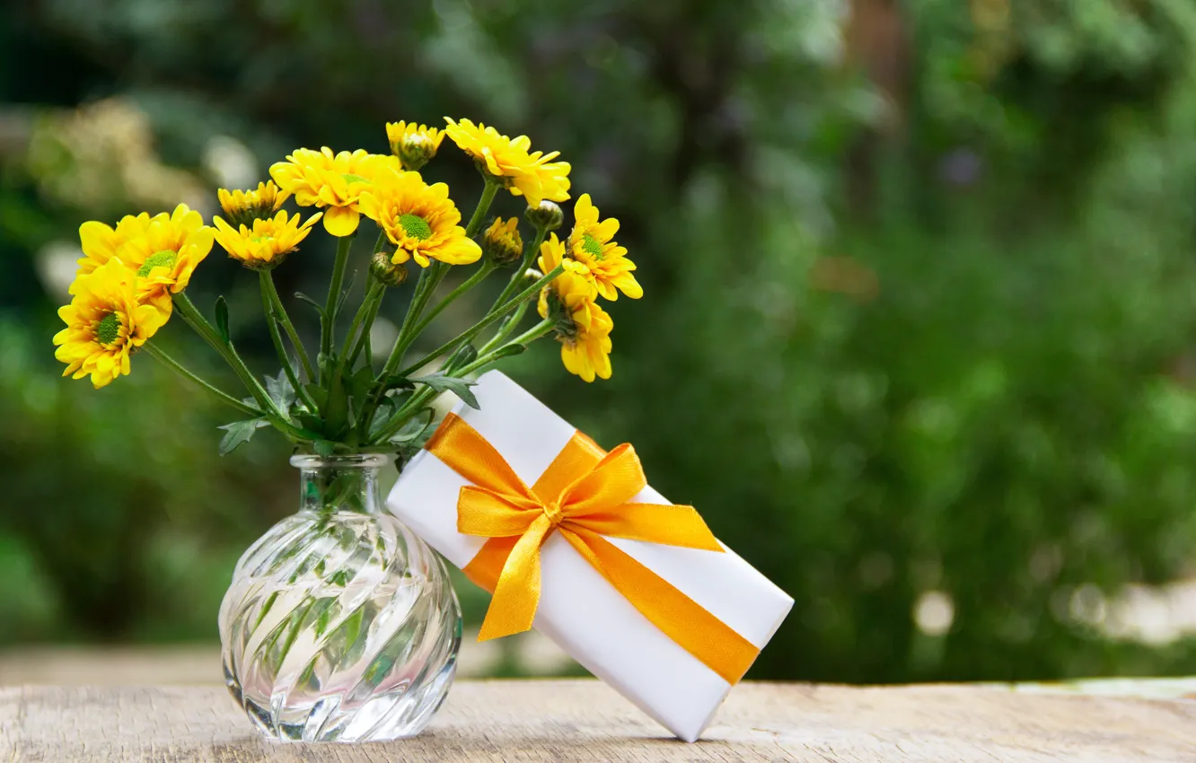 Фото обои цветы, стол, подарок, букет, ваза, полевые
