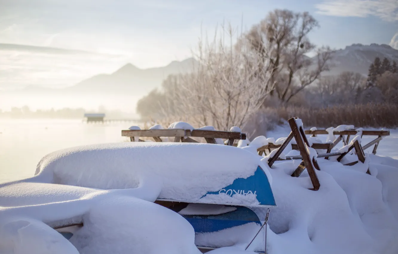 Фото обои зима, снег, озеро, лодки, утро