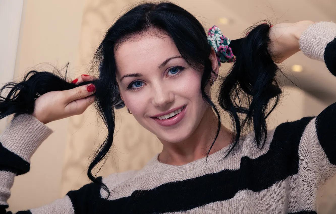 Фото обои улыбка, брюнетка, хвостик, Brandi A