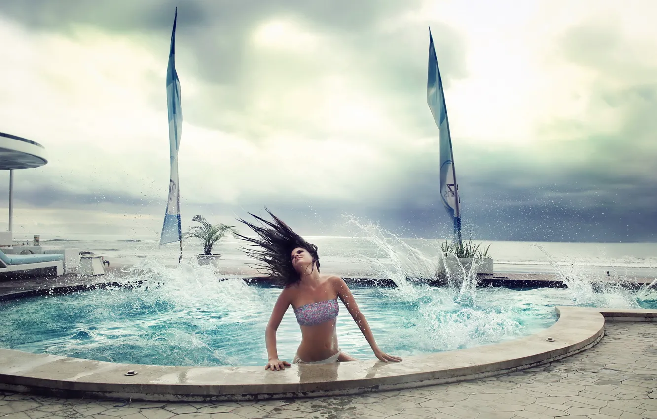 Фото обои волны, девушка, ситуация, басейн